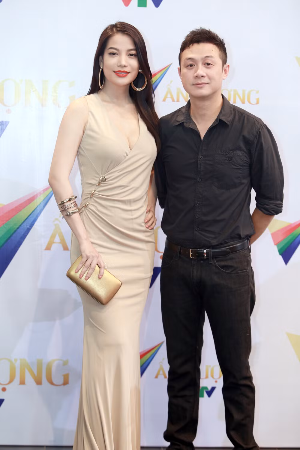 MC Anh Tuấn cũng xuất hiện tại chương trình. Anh tạo dáng cùng nữ diễn viên xinh đẹp.