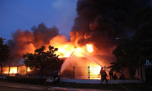 Ngọn lửa bùng phát dữ dội.