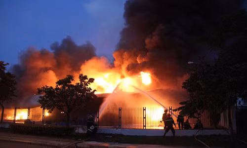 Ngọn lửa bùng phát dữ dội.