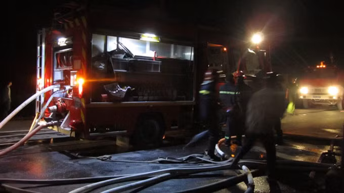 Các xe nước cứu hỏa tại hiện trường vụ cháy - Ảnh: Đỗ Phi.