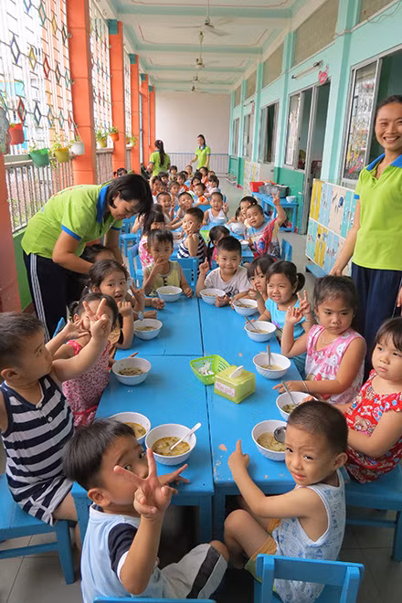 Trường mầm non Mai Ka (Q.7, TPHCM) là một trong những trường hiếm hoi nhận giữ trẻ ngoài giờ.