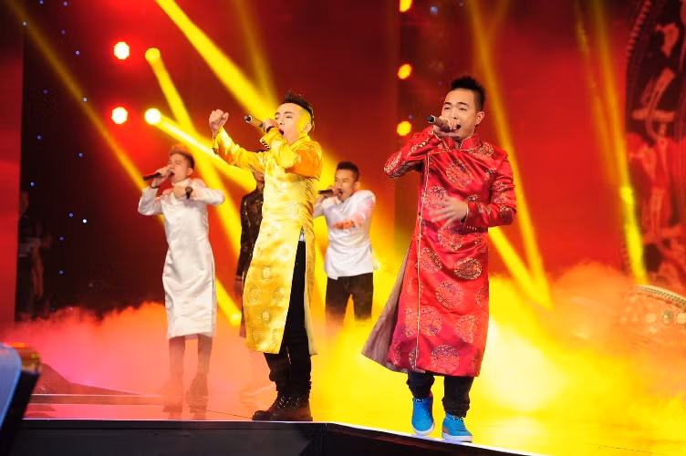 Với chủ đề "Việt Nam và Bốn mùa trong tôi", là nhóm mở đầu chương trình, FB Boiz khiến khán giả đứng ngồi không yên với ca khúc "Dòng máu lạc hồng - Tên tôi Việt Nam".