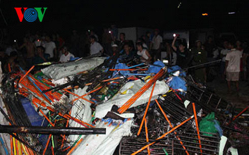 Số hàng hóa bên trong kho hàng bị cháy.