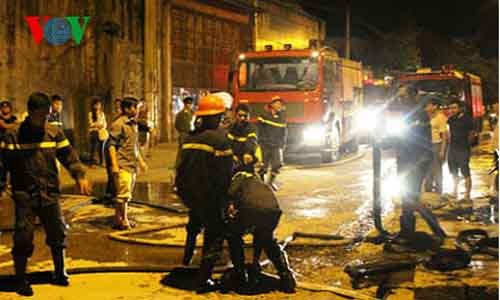 6 xe cứu hỏa PCCC Công an tỉnh Nghệ An được điều tới hiện trường để dập lửa.