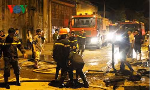 6 xe cứu hỏa PCCC Công an tỉnh Nghệ An được điều tới hiện trường để dập lửa.