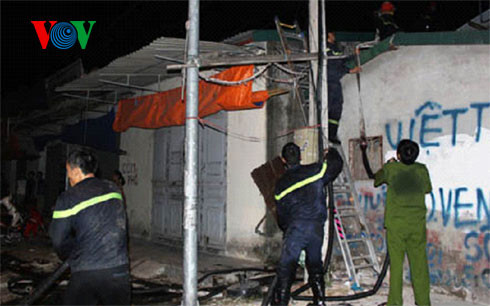 Lực lượng PCCC tiếp cận hiện trường vụ cháy từ trên mái tôn.