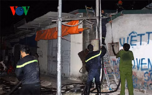 Lực lượng PCCC tiếp cận hiện trường vụ cháy từ trên mái tôn.