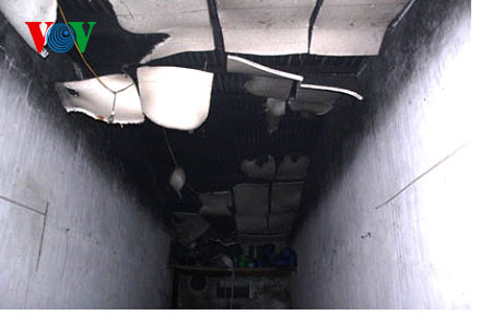 Phần mái trần bằng xốp bị cháy nham nhở.