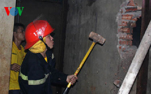 Do chủ kho hàng đi vắng, khóa cửa nên lực lượng cứu hỏa phải dùng búa phá tường vào bên trong.