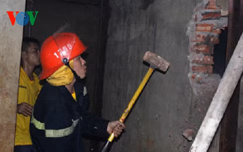 Do chủ kho hàng đi vắng, khóa cửa nên lực lượng cứu hỏa phải dùng búa phá tường vào bên trong.