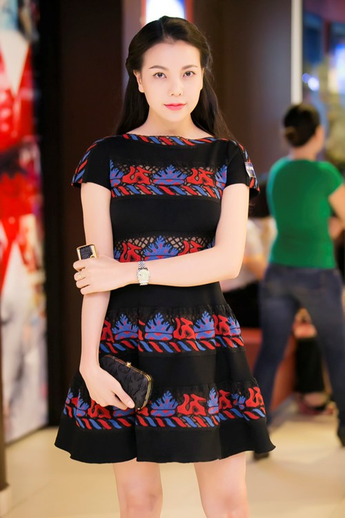 Đặc biệt, đến tham dự sự kiện, Trà Ngọc Hằng còn cầm trên tay chiếc điện thoại dát vàng có giá 2 tỷ. Đây cũng là chiếc điện thoại từng gây bão cho Trà Ngọc Hằng khi dính nghi án đi mượn. Với việc khoe khéo này, cô ngầm chứng minh chiếc điện thoại đắt đỏ này là vật sở hữu của chính mình.