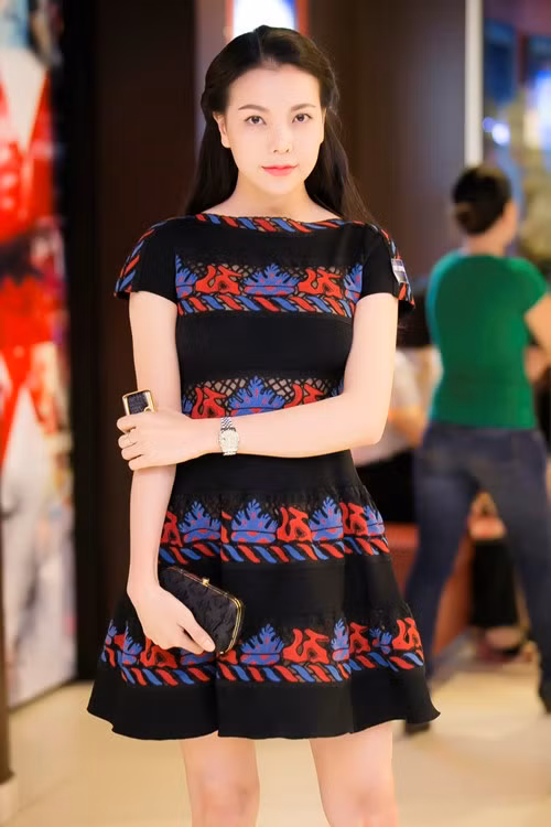 Đặc biệt, đến tham dự sự kiện, Trà Ngọc Hằng còn cầm trên tay chiếc điện thoại dát vàng có giá 2 tỷ. Đây cũng là chiếc điện thoại từng gây bão cho Trà Ngọc Hằng khi dính nghi án đi mượn. Với việc khoe khéo này, cô ngầm chứng minh chiếc điện thoại đắt đỏ này là vật sở hữu của chính mình.