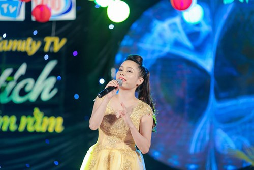 Gắn tên với bản hit "Tình yêu màu nắng", ca sĩ Đoàn Thúy Trang cũng góp mặt trong đêm nhạc với một ca khúc mừng Trung thu. Tuy nhiên, nữ ca sĩ bất ngờ lộ hát nhép khi đang buông mic thì giọng ca của cô đã vang lên rộn rã.