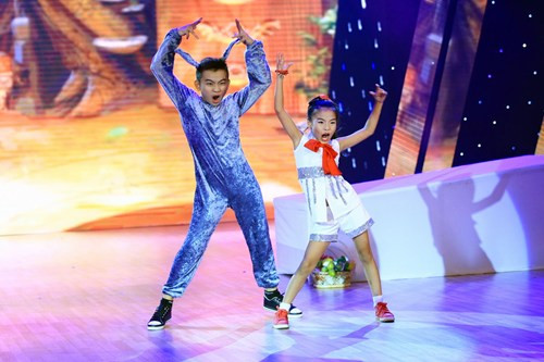 Minh Quân và Thùy Dương kể lại câu truyện "Cô bé quàng khăn đỏ".