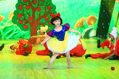 Nàng Bạch Tuyết Phương Trinh đáng yêu trên sân khấu trong màn kết hợp cùng bảy chú lùn. Kết quả tập 1 vòng liveshow, ba cái tên phải dừng bước là: Long Khánh, Phương Trinh và Trang Linh.