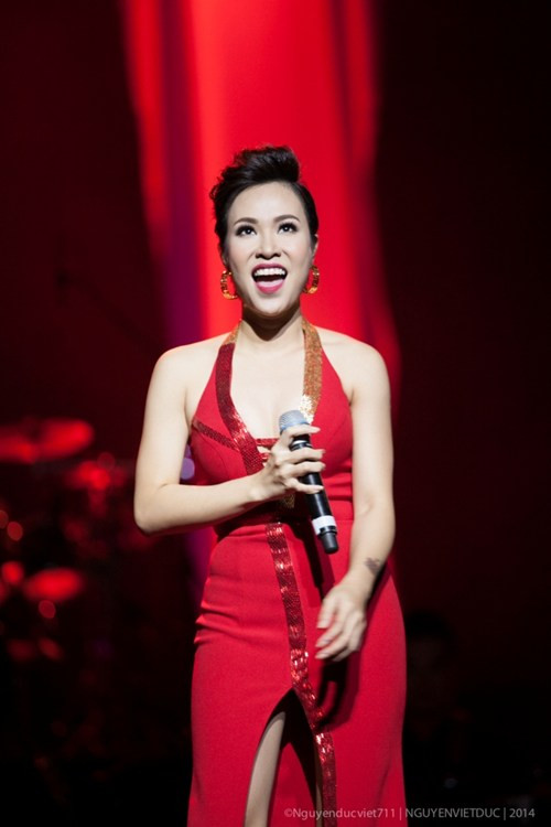 Trên sân khấu, Uyên Linh gợi cảm, đầy da diết với "Sao chẳng về với em" - sáng tác Quốc Trung, "Buồn" của nhạc sĩ Lưu Thiên Hương, "Hoa sữa" của Hồng Đăng... Thế nhưng, cũng có lúc cô trở nên cuồng nhiệt, máu lửa.