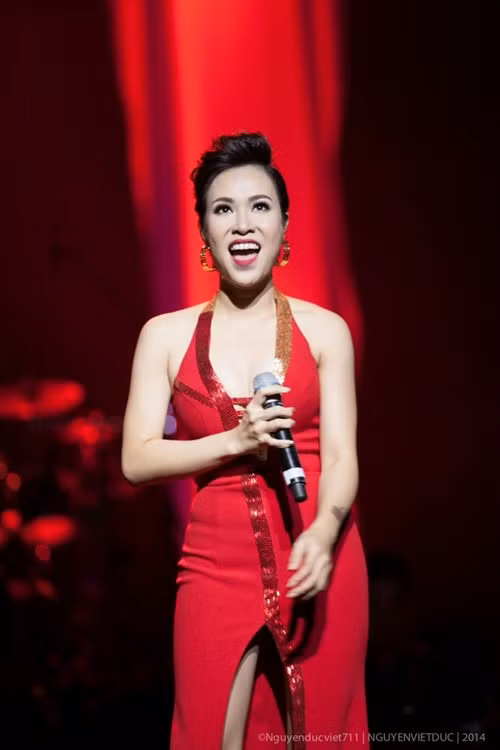 Trên sân khấu, Uyên Linh gợi cảm, đầy da diết với "Sao chẳng về với em" - sáng tác Quốc Trung, "Buồn" của nhạc sĩ Lưu Thiên Hương, "Hoa sữa" của Hồng Đăng... Thế nhưng, cũng có lúc cô trở nên cuồng nhiệt, máu lửa.