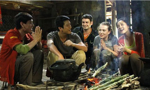 Anastasia và Nicolas cùng 3 diễn viên Việt Nam trong bộ phim "Sống cùng lịch sử".