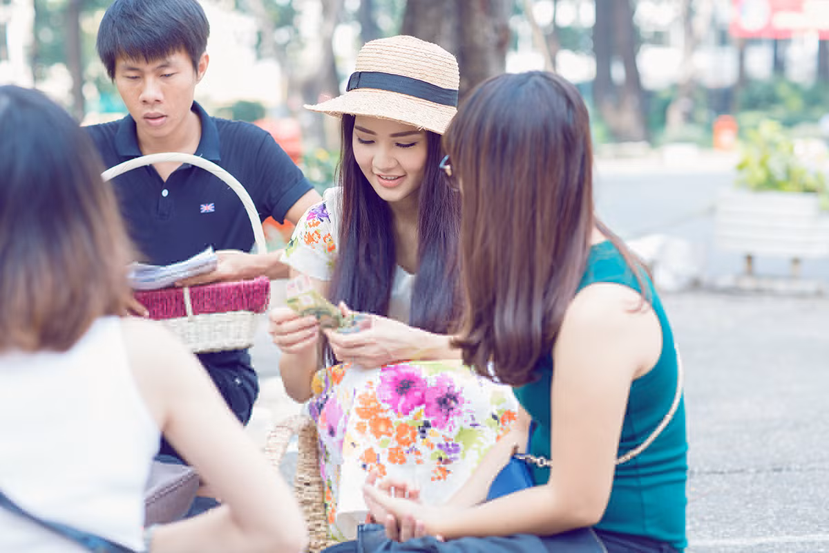 Trần Thị Quỳnh hồ hởi bán hàng cho các bạn trẻ.