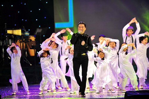 Ngoài thể hiện lại những bài hát quen thuộc, được đông đảo khán giả yêu thích như: “Trái tim tình si”, “Chuyện nàng tiên nữ tên Thi”, “Ô kìa đời bỗng dưng vui”… , Đàm Vĩnh Hưng còn trình bày ca khúc mới nhất có tựa đề “Làm sao anh biết” do chính mình sáng tác và phát trước MV “My Fans” để dành tặng cho những ai đến tham gia trực tiếp sự kiện.