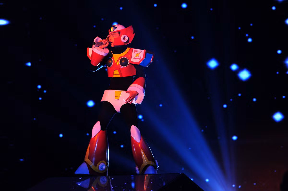 Hóa thân thành chú robot, Tích Kỳ thể hiện sự trưởng thành trong giọng hát và cảm xúc với "New Devide" của Linkin Park. Tuy nhiên quá tập trung vào phát âm tiếng Anh, Tích Kỳ bị chê hiền lành. Nhưng chính cách hát nhẹ nhàng, thư thả này lại làm Đàm Vĩnh Hưng có cảm giác dễ chịu.