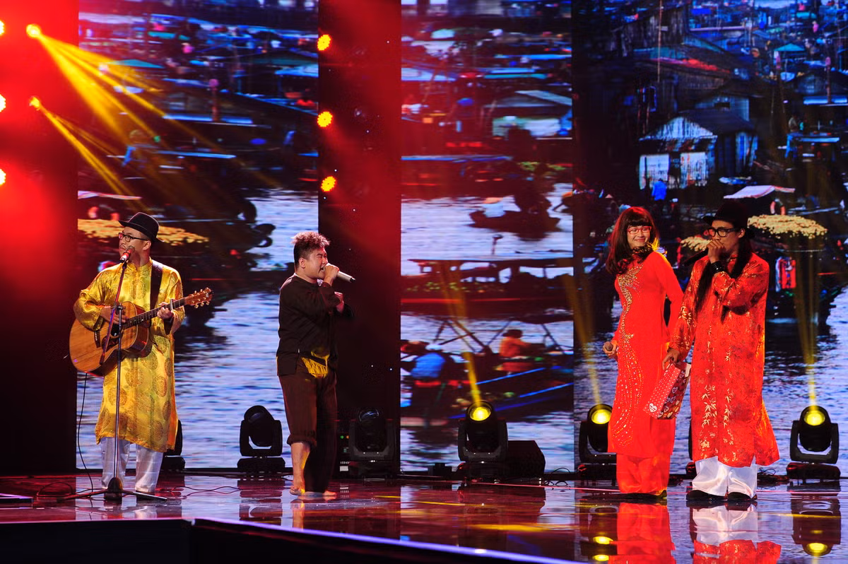 Với F Band gây ấn tượng với dòng nhạc dân ca qua bản mash up nhiều ca khúc. MC Nguyên Khang gọi F Band là "đẹp, độc, điên, đỉnh" nhưng Hồ Ngọc Hà cho rằng chữ đỉnh mất dấu hỏi, chỉ còn là đinh, vì F Band không bằng những vòng thi trước.