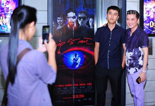 Bất ngờ phát hiện ra tấm poster bộ phim “Hiệp sĩ mù” được trưng bày ở rạp chiếu phim, ngay lập tức Đàm Vĩnh Hưng đã rủ Ngọc Thanh Tâm và một vài khán giả chụp hình để làm kỷ niệm.