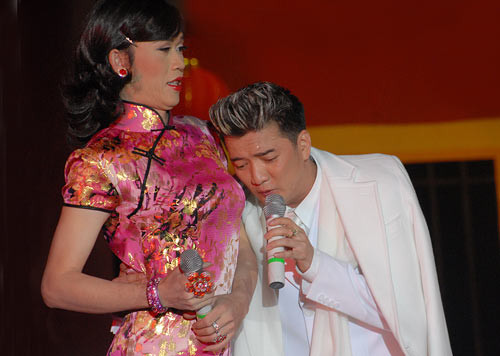 Sự xuất hiện của Hoài Linh khiến những tên tuổi được danh hài nâng đỡ như Đàm Vĩnh Hưng, Hoài Lâm, Dương Triệu Vũ, thậm chí cả những ca sĩ chưa ai biết tên.. trở thành những gương mặt thường xuyên xuất hiện trên sóng truyền hình.