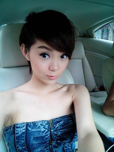 Diễn viên, ca sĩ Minh Hằng đúng chất "teen" khi mở to đôi mắt tạo kiểu búp bê.