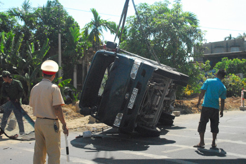 Xe bị nạn được dời đi.