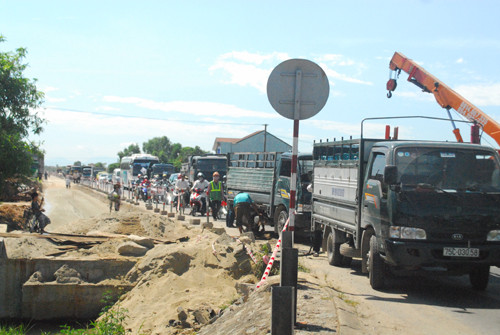 Một đoạn Quốc lộ bị nghẽn vì vụ tai nạn.