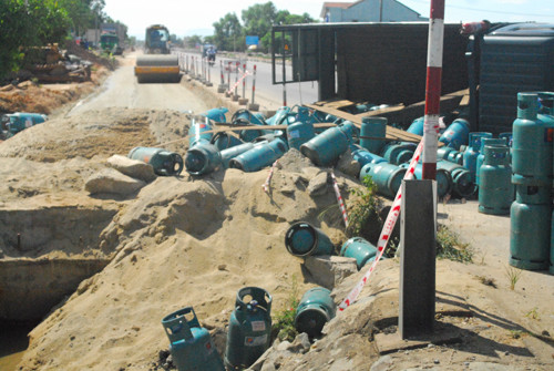 Bình gas nằm ngổn ngang trên đường.