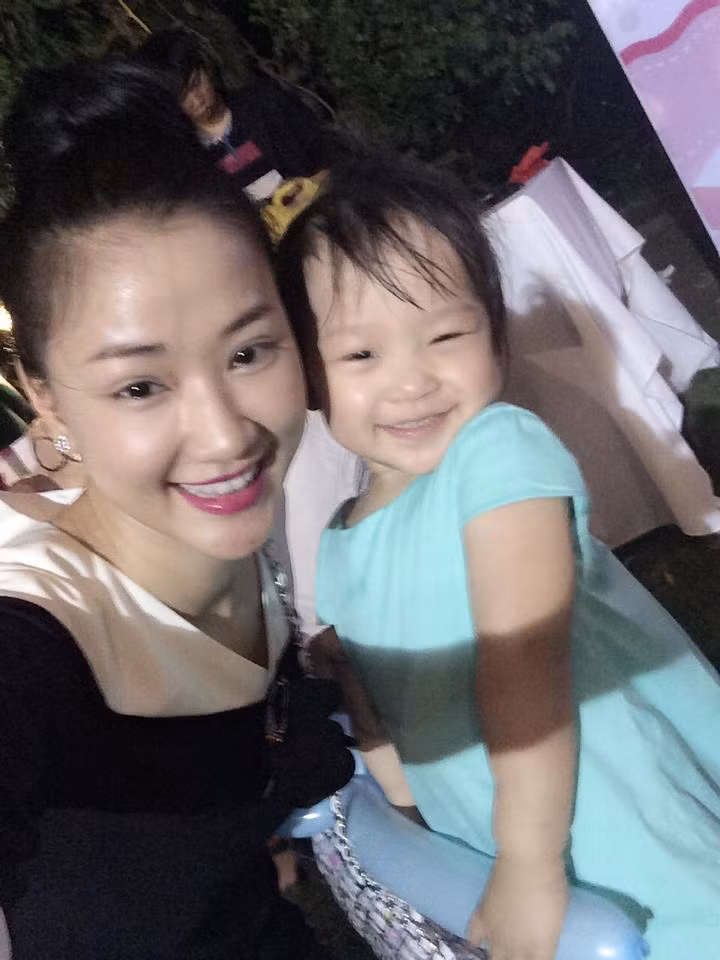 Trong những bức ảnh ít ỏi chia sẻ trên Facebook, nữ ca sĩ cũng khéo léo giấu vòng hai, chỉ để lộ gương mặt mũm mĩm.