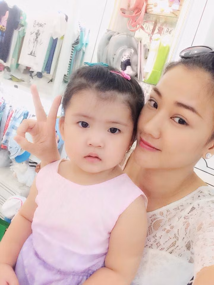 Maya tên thật là Mai Thu Hường, sinh năm 1988 tại Hà Nội. Cô được biết đến với vai trò người mẫu, ca sĩ.