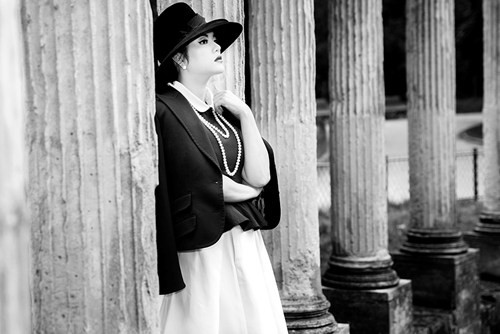 Diện bộ đầm được phối hợp giữa chân váy xòe của Toni Maticevski kết hợp với các áo vest khác nhau, Lý Nhã Kỳ hóa tiểu thư mơ mộng.