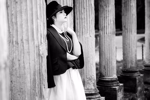 Diện bộ đầm được phối hợp giữa chân váy xòe của Toni Maticevski kết hợp với các áo vest khác nhau, Lý Nhã Kỳ hóa tiểu thư mơ mộng.