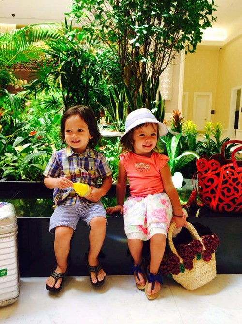 Từ khi làm mẹ, nữ ca sĩ dành nhiều thời gian hơn để chăm chút cho tổ ấm nhỏ. Cô không muốn rời con nửa bước. Cũng vì không muốn xa con, Hồng Nhung sẵn sàng mang các bé theo khi đi hát xa nhà.