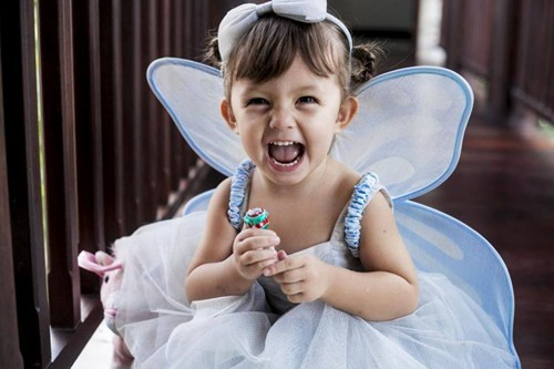 Mãi đến sinh nhật 2 tuổi của Tôm và Tép, hình ảnh của cặp song sinh này mới lần đầu tiên được Hồng Nhung công khai trên Facebook.