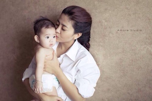 Năm 28 tuổi, Mai Phương bất ngờ sinh con gái khi chưa làm đám cưới. Quyết định làm mẹ đơn thân của Mai Phương gây xôn xao dư luận.