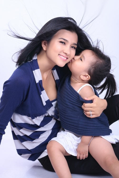 Diễn viên Kim Tuyến cũng kết hôn sớm và gặp nhiều trắc trở. Lên xe hoa ở tuổi 20, 22 tuổi Kim Tuyến ly hôn khi đã có một cô con gái. Sau đó, nữ diễn viên này còn vướng lùm xùm là người thứ ba phá vỡ hạnh phúc của cặp đôi Huy Khánh - Hoàng Anh. Sau nhiều dang dở, Kim Tuyến hiện sống một mình cùng con gái.