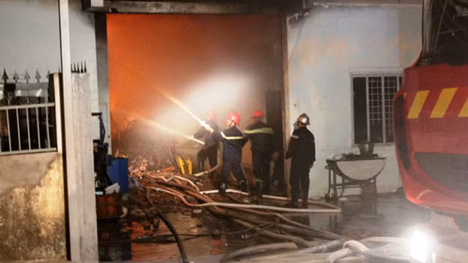 Cảnh sát PCCC phun nước chữa lửa - Ảnh: Đỗ Phi.