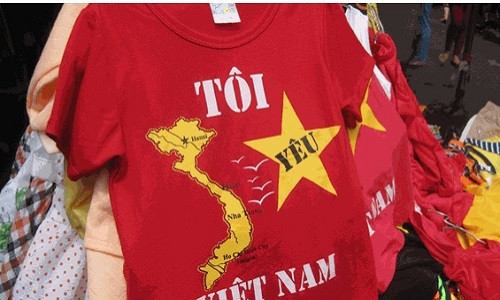 Áo thun in bản đồ Việt Nam thiếu 2 quần đảo.