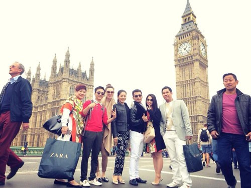 Trong những tấm hình chụp chung cùng bạn bè Hồ Ngọc Hà luôn đứng sát cạnh Cường đô-la. Chuyến đi này cũng là khoảng thời gian cho cặp đôi hâm nóng tình cảm của mình.