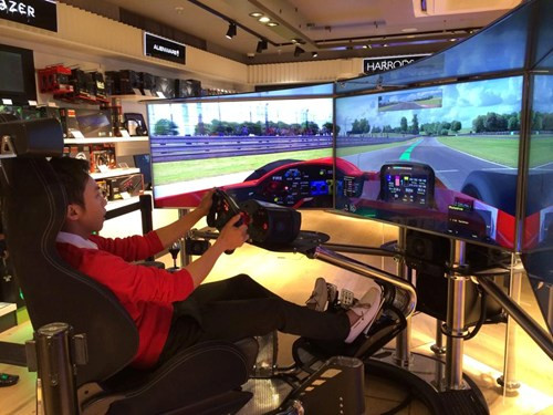 Là người đam mê tốc tốc độ, anh không bỏ lỡ cơ hội thử cảm giác mạnh trong trò chơi đua xe.