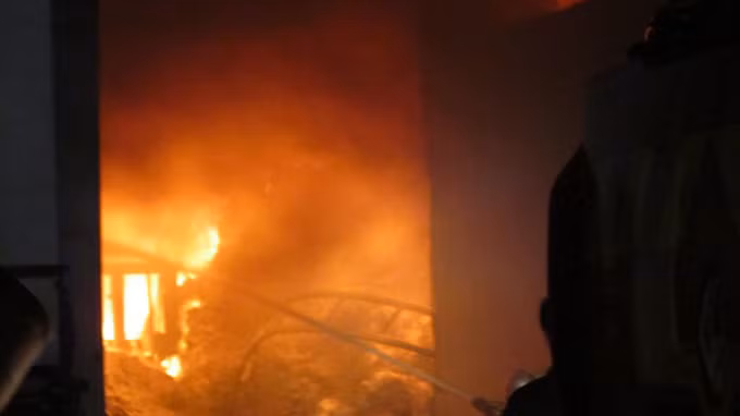 Lửa ngùn ngụt tại kho khải - Ảnh: Đỗ Phi.