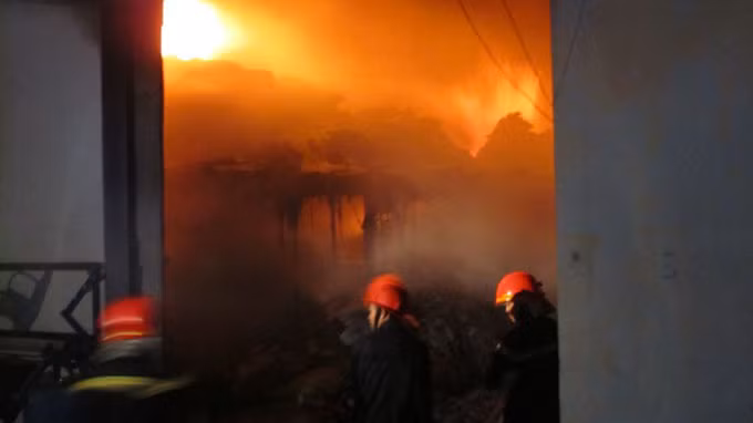 PCCC đang cố dập tắt ngọn lửa - Ảnh: Đỗ Phi.