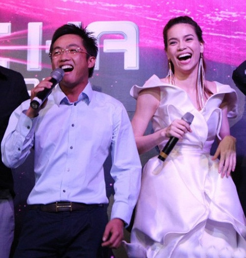 Về phần nữ ca sỹ, đáp lại tình yêu của Cường đô la, Hồ Ngọc Hà âm thầm sinh con mà không cần đòi hỏi có một danh phận. Cô độc lập về tài chính mà không cần dựa dẫm vào chồng như nhiều chân dài khác vẫn làm. Quan trọng hơn, Hồ Ngọc Hà luôn bên cạnh chồng dù cho những lúc công việc kinh doanh của Quốc Cường rơi vào đình trệ, đối diện nguy cơ phá sản. Thậm chí, anh còn dính tin đồn ăn bám vợ. Bỏ ngoài tai tất cả, Hồ Ngọc Hà đã chứng minh cho dư luận thấy, giữa cô và Quốc Cường chỉ đơn thuần là tình yêu.