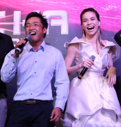 Về phần nữ ca sỹ, đáp lại tình yêu của Cường đô la, Hồ Ngọc Hà âm thầm sinh con mà không cần đòi hỏi có một danh phận. Cô độc lập về tài chính mà không cần dựa dẫm vào chồng như nhiều chân dài khác vẫn làm. Quan trọng hơn, Hồ Ngọc Hà luôn bên cạnh chồng dù cho những lúc công việc kinh doanh của Quốc Cường rơi vào đình trệ, đối diện nguy cơ phá sản. Thậm chí, anh còn dính tin đồn ăn bám vợ. Bỏ ngoài tai tất cả, Hồ Ngọc Hà đã chứng minh cho dư luận thấy, giữa cô và Quốc Cường chỉ đơn thuần là tình yêu.