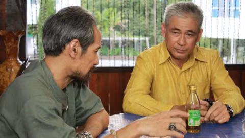 Văn Tùng (phải) đảm nhận vai Chiến "Lão Phật gia" trong phim "Bí mật Tam giác vàng".