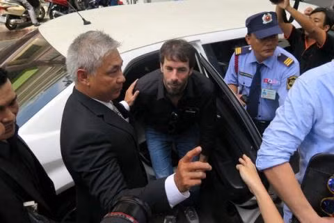 Bảo vệ cho cựu tiền đạo Ruud Van Nistelrooy.